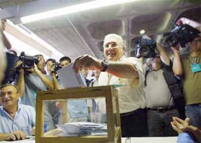 El candidato Lluís Bassat deposita su voto esta mañana en el Mini Estadi.