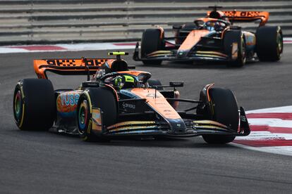 Los dos monoplazas de McLaren en el Gran Premio de Abu Dabi de 2023.