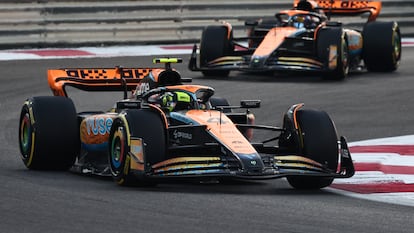 Los dos monoplazas de McLaren en el Gran Premio de Abu Dabi de 2023.