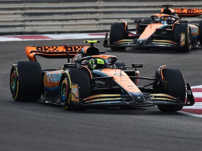 Los dos monoplazas de McLaren en el Gran Premio de Abu Dabi de 2023.