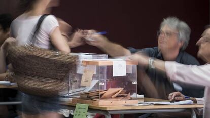 Ambiente electoral en el Instituto Menendez Pelayo de Barcelona. Votaci&oacute;n en las elecciones legislativas del 26-J. 