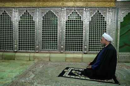 Fotografía facilitada por la Presidencia de Irán en la que el presidente Hasan Rohani reza en el Santuario Massoumeh, perteneciente a los religiosos chiítas musulmanes, en la localidad de Qom, a unos 130 kilómetros al sur de la capital Teherán.