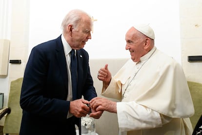 El Papa Francisco se reúne con Joe Biden durante la Cumbre de Líderes del G7, el 4 de junio de 2024 en Fasano, Italia. 