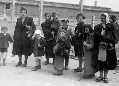 Mulheres judias com seus filhos caminham para as câmaras de gás ignorando a sorte que lhes aguardava.