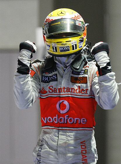 El piloto de McLaren, Lewis Hamilton, celebra la victoria al bajarse del coche