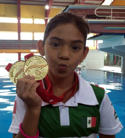 María José Sánchez, de 10 años, se enorgullece por ser campeona panamericana en trampolín y plataforma de cinco metros y por seguir los pasos de Paola Espinosa para ser campeona olímpica y del mundo.