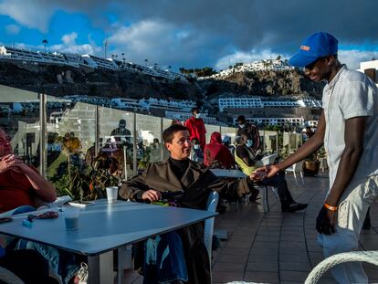 Calvin Lucock, director general de Holiday Club, junto a su mujer Unn Tove Saetran en uno de los hoteles que gestionan y que ahora acoge migrantes en Gran Canaria.