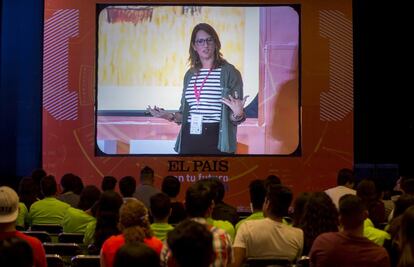 Gabriela Rocha, directora ejecutiva y socia fundadora de Laboratoria México, habla durante el segundo día de actividades de 'EL PAÍS con tu futuro Tech'.