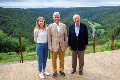 Isabel de Bélgica, su padre, el rey Felipe, y su abuelo, el emérito Alberto, en Bouillon, Bélgica, el 28 de junio de 2020.