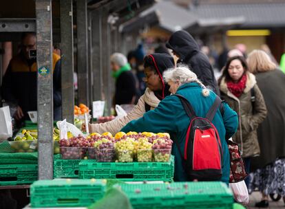 Varios clientes compran en el mercado de Kirkgate, en Leeds, Reino Unido.