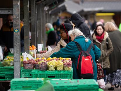 Varios clientes compran en el mercado de Kirkgate, en Leeds, Reino Unido.