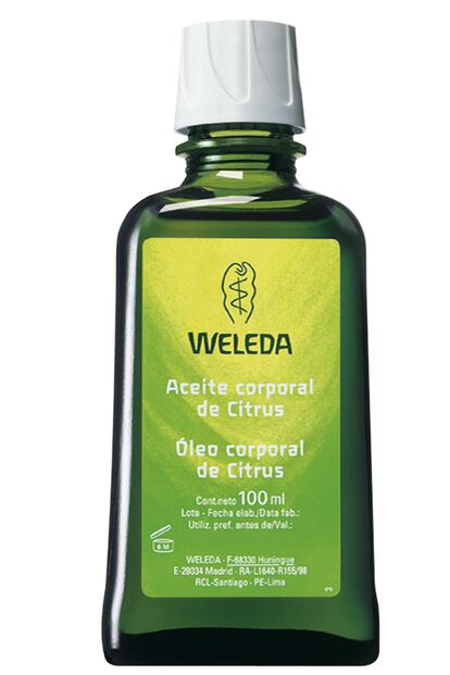 Todo un clásico de la cosmética corporal, el Aceite de Citrus de Weleda, concebido para nutrir y energizar el cuerpo. Contiene aceite esencial de limón bio 100% natural, algo que se aprecia notablemente en la fragancia. No deja sensación grasa e hidrata en profundidad dejando la piel delicadamente perfumada con aromas cítricos.