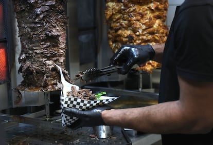 La  carne se macera 24 horas y se ensambla cada mañana.