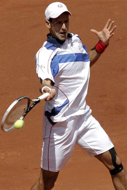 Djokovic golpea la pelota durante el partido contra Anderson.