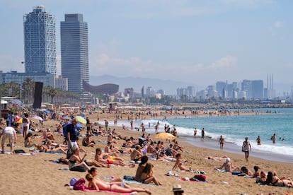 Varios bañistas en la playa de la Barceloneta, en Barcelona, el jueves pasado.