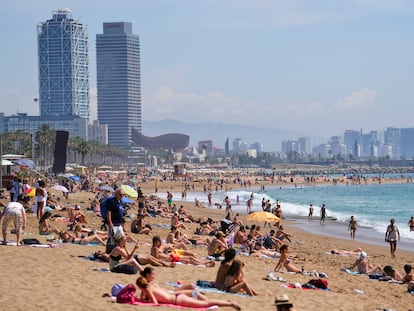 Varios bañistas en la playa de la Barceloneta, en Barcelona, el jueves pasado.