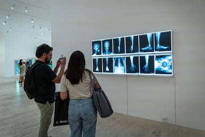 Visitantes observan un autorretrato del artista hecho con rayos X.