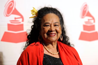 La cantante recibió el premio a su trayectoria entregado por el Grammy Latino en el año en el 2013.