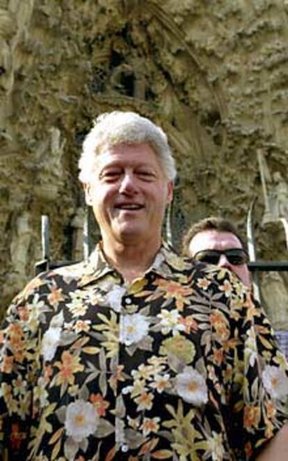 Bill Clinton, durante su visita matinal por Barcelona que tuvo como eje la Sagrada Familia.