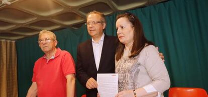 Carmona, durante la firma de su compromiso en vivienda.