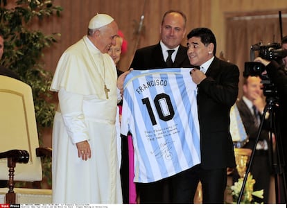 Maradona le hace entrega al papa Francisco de una camiseta de la selección argentina en el Vaticano.