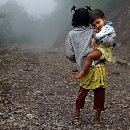La pequeña nepalí Santoshi, con su hermana Rupa en brazos, hace cinco años. Las dos protagonizaron la imagen de portada del monográfico de El País Semanal dedicado a un retrato de la infancia en el mundo.