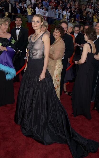 El traje de Alexander McQueen con el que Gwyneth Paltrow llegó a la ceremonia de los Oscar en 2002 le valió más de un comentario. Habitual de la alfombra roja, tres años antes consiguió la estatuilla a mejor actriz por 'Shakespeare in love'.