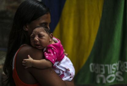 Una madre brasileña con su hija, que nació con microcefalia.