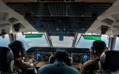 Membres de l'Armada indonèsia participen en la recerca de l'avió.