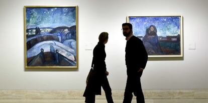 Las obras Bajo las estrellas y Noche estrellada, de Edvard Munch, en la exposici&oacute;n Arquetipos del Museo Thyssen.