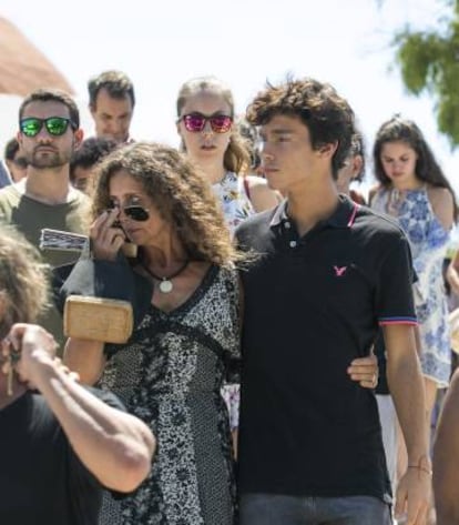 Belinda Alonso, esposa de Ángel Nieto, y su hijo Hugo Nieto, durante el funeral en Ibiza.