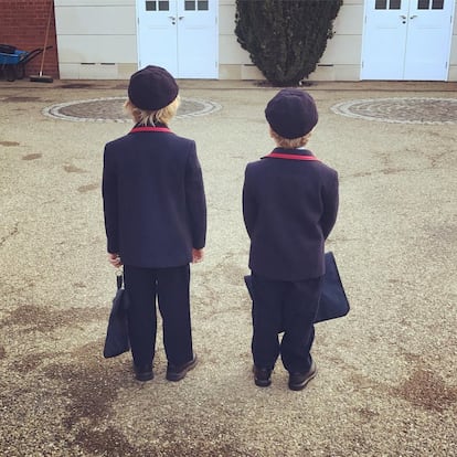 Los niños estudian en un prestigioso colegio privado inglés. En la imagen, listos para ir a la escuela. Una vez más el cantante intenta evitar mostrar el rostro de sus dos niños.