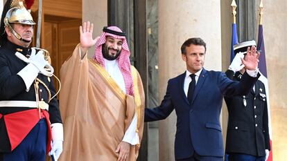 Emmanuel Macron recibe a Mohamed Bin Salmán a su llegada al Palacio del Elíseo, este jueves en París.