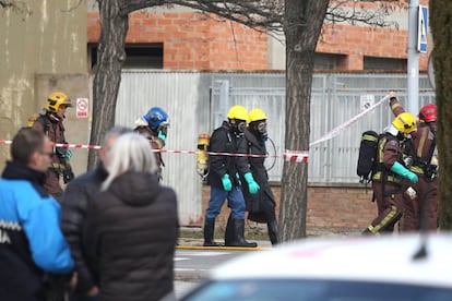 Los bomberos acceden a la fábrica para analizar las emisiones tóxicas.