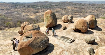 Varios viajeros visitan la tumba de Cecil Rhodes, en Zimbabue.