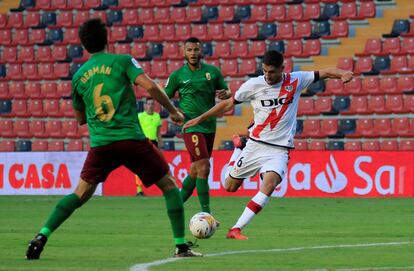 Comesaña, autor del tercer gol del Rayo, dispara a puerta ante la oposición de Germán.