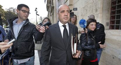 José Vicente Gómez Tejedor, abogado de Tauroni, ayer, a las puertas del TSJ.