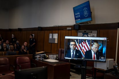 El abogado Todd Blanche y el presidente electo Donald Trump, aparecen virtualmente para la sentencia después de que Trump fue declarado culpable de 34 cargos de delito grave en su juicio penal en el tribunal penal de Manhattan, el 10 de enero 2025.