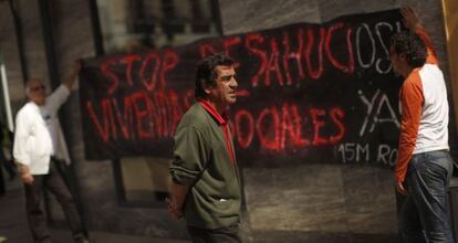 Afectados por desahucios, protestam ante la sede de un banco en Ronda.