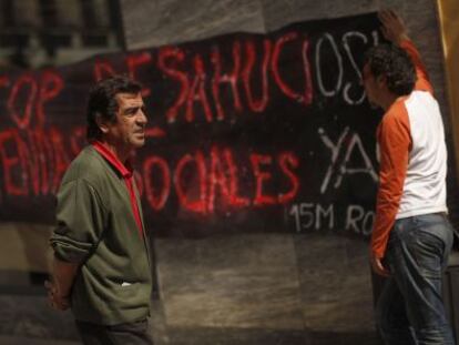 Afectados por desahucios, protestam ante la sede de un banco en Ronda.