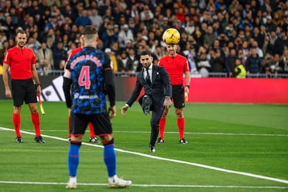 Ilia Topuria realiza el saque inicial del Real Madrid-Sevilla del pasado domingo, ante la mirada de Sergio Ramos. 