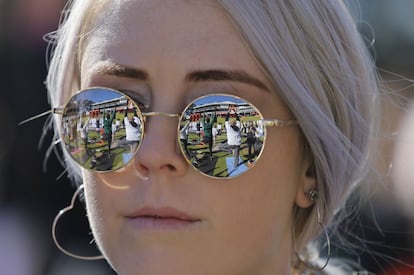 Un grupo de personas practicando yoga se reflejan en los cristales de unas gafas de sol en Johannesburgo (Sudáfrica), el 16 de junio de 2018.