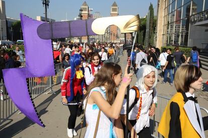 Joves entren a la fira el saló del Manga, a Montjuïc.