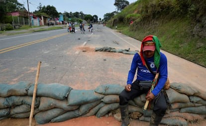Un indígena en un bloqueo en la carretera Panamericana (Colombia).