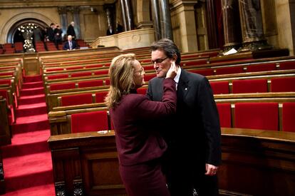 La esposa de Artur Mas, Helena Rakosnik, le felicita tras haber sido investido como presidente de la Generalitat.