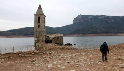 Estado del pantano de Sau el pasado diciembre de 2017, donde se aprecia el campanario