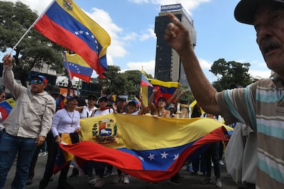 Partidarios de la oposición ondean banderas nacionales durante una manifestación en Valencia, Venezuela, el sábado 3 de agosto de 2024. 
