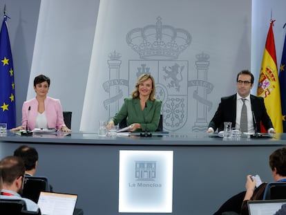 La ministra de Vivienda, Isabel Rodríguez, la portavoz, Pilar Alegría, y el de Economía, Carlos Cuerpo, este martes tras el Consejo de Ministros.