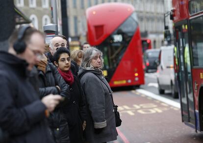 El alcalde de Londres, Boris Johnson, ha decidido utilizar una de las líneas del suburbano este jueves y ha pedido perdón a los ciudadanos por las molestias que sufren. En la imagen, un grupo de personas espera en una parada de autobús en los alrededores de la estación de metro de Kings Cross que está fuera de servicio debido a la huelga.