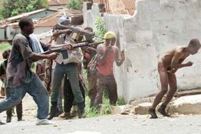 Partidarios de Charles Taylor disparan por la espalda a un guerrillero del grupo Ulimo en Monrovia, capital
de Liberia.